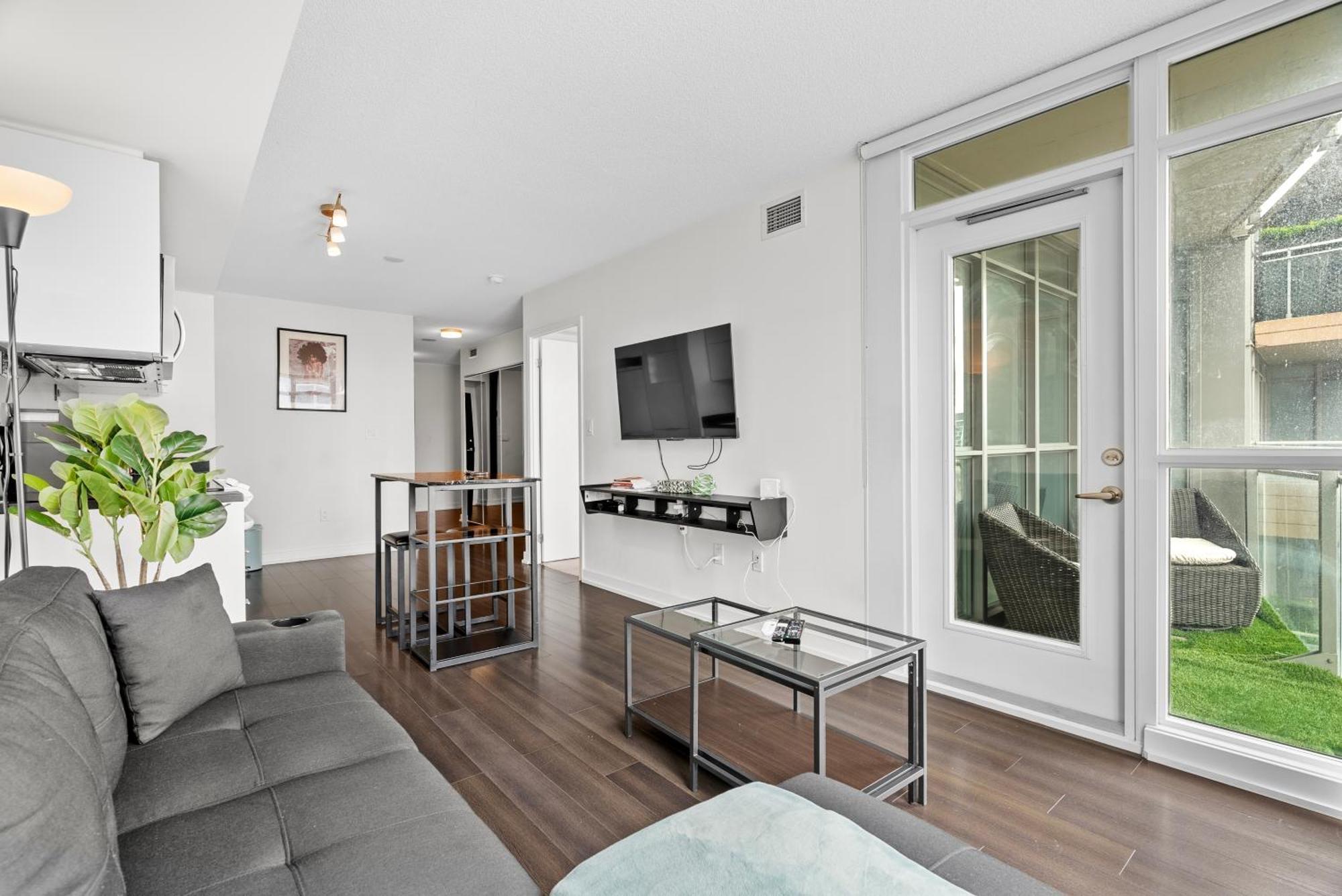 Apartment In Downtown *
